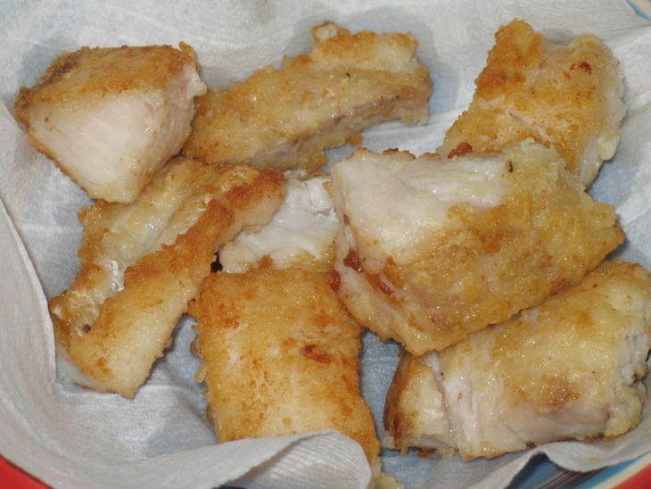 Запеканка с рыбой и грибами под сеточкой из картофельного теста.: шаг 1