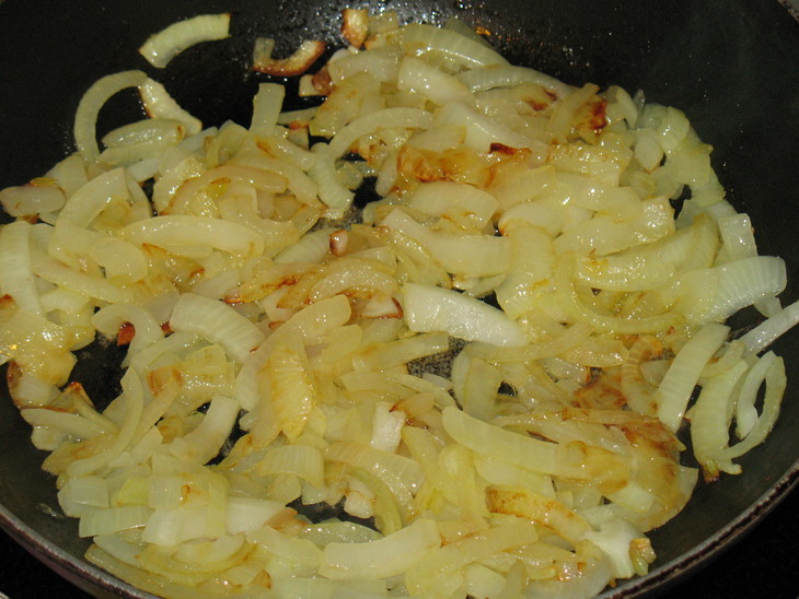 Запеканка с рыбой и грибами под сеточкой из картофельного теста.: шаг 3