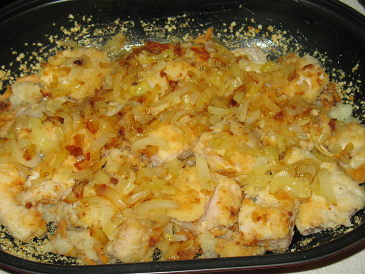 Запеканка с рыбой и грибами под сеточкой из картофельного теста.: шаг 5