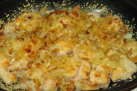 Запеканка с рыбой и грибами под сеточкой из картофельного теста.: шаг 5