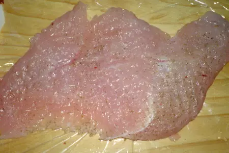 Рулеты из мяса индейки в паприково-сливочном соусе ,начиненные пореем: шаг 3