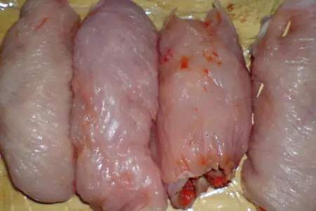 Рулеты из мяса индейки в паприково-сливочном соусе ,начиненные пореем: шаг 6