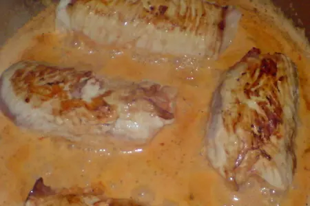 Рулеты из мяса индейки в паприково-сливочном соусе ,начиненные пореем: шаг 7