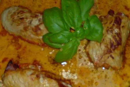 Рулеты из мяса индейки в паприково-сливочном соусе ,начиненные пореем: шаг 8