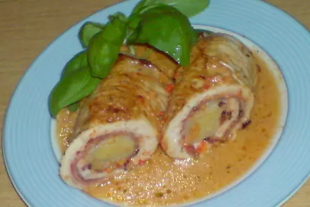 Рулеты из мяса индейки в паприково-сливочном соусе ,начиненные пореем: шаг 9