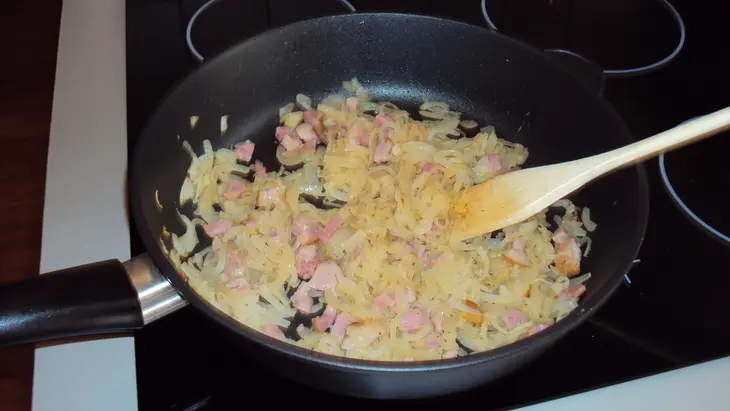 Сырно-луковый пирог с копченым салом и беконом: шаг 3