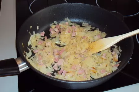 Сырно-луковый пирог с копченым салом и беконом: шаг 3