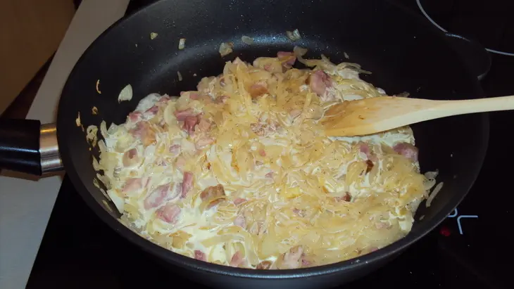 Сырно-луковый пирог с копченым салом и беконом: шаг 4