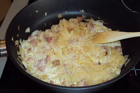 Сырно-луковый пирог с копченым салом и беконом: шаг 4