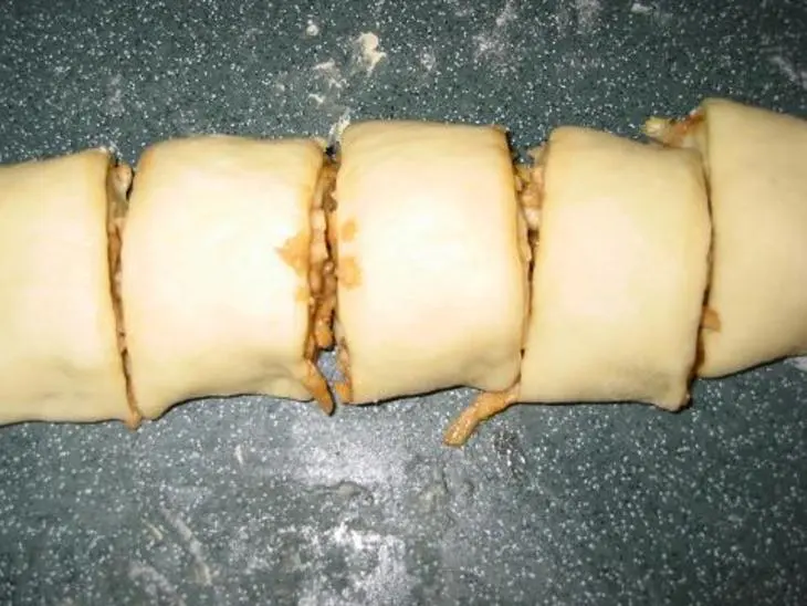 Булочки с яблоком из быстрого теста: шаг 3