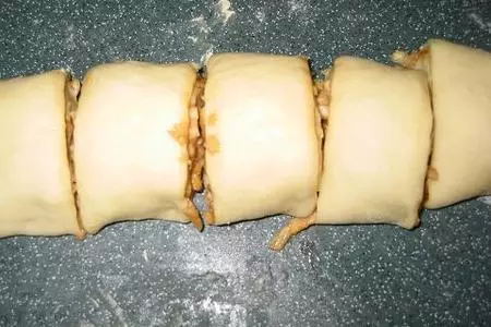 Булочки с яблоком из быстрого теста: шаг 3