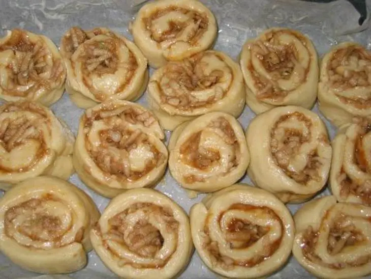 Булочки с яблоком из быстрого теста: шаг 4