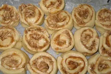 Булочки с яблоком из быстрого теста: шаг 4