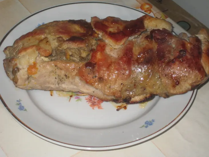 Рулет из свинины с грибами и солеными огурцами: шаг 7