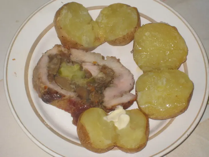 Рулет из свинины с грибами и солеными огурцами: шаг 9