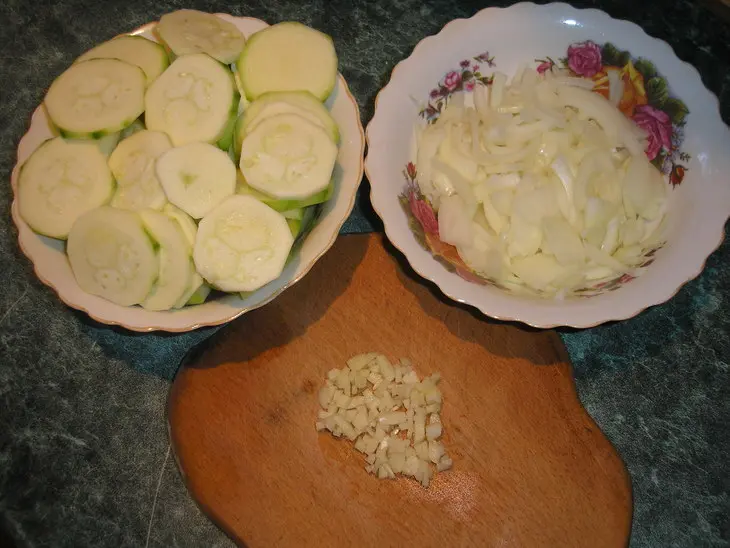 Пирог-запеканка из кабачка-цукини и курицы: шаг 1
