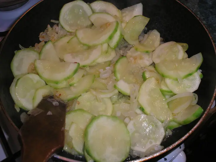 Пирог-запеканка из кабачка-цукини и курицы: шаг 3