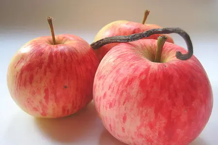 Манник с яблоками и малиновым вареньем.: шаг 1