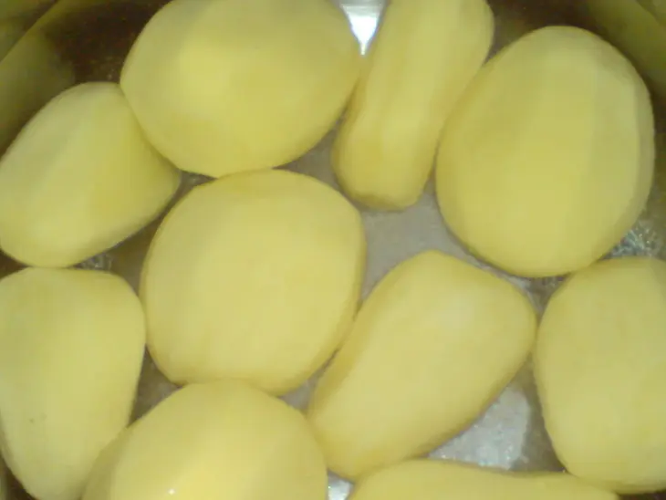 Закуска из картофельных оладий и маринованных помидорок и сыра: шаг 1