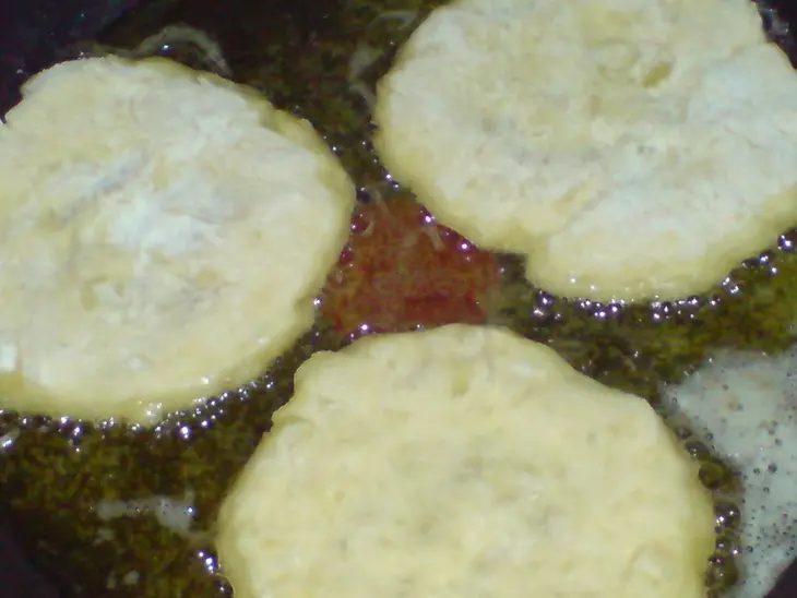 Закуска из картофельных оладий и маринованных помидорок и сыра: шаг 5
