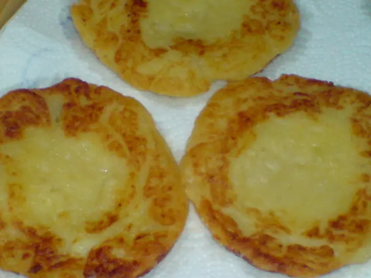 Закуска из картофельных оладий и маринованных помидорок и сыра: шаг 6