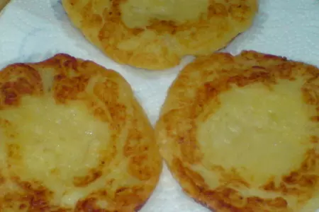 Закуска из картофельных оладий и маринованных помидорок и сыра: шаг 6
