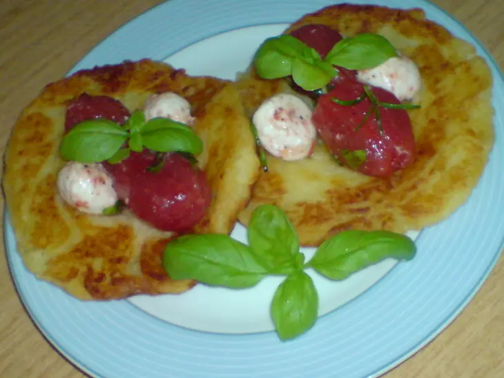 Закуска из картофельных оладий и маринованных помидорок и сыра: шаг 7