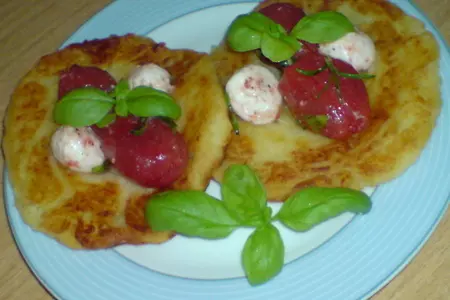 Закуска из картофельных оладий и маринованных помидорок и сыра: шаг 7