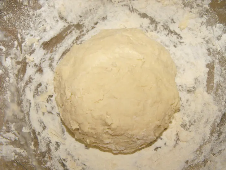 Открытый пирог с капустой и яйцами: шаг 1