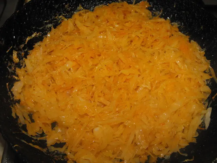 Открытый пирог с капустой и яйцами: шаг 2
