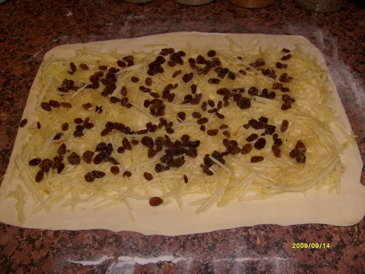 Булочки с яблоками и изюмом.: шаг 3