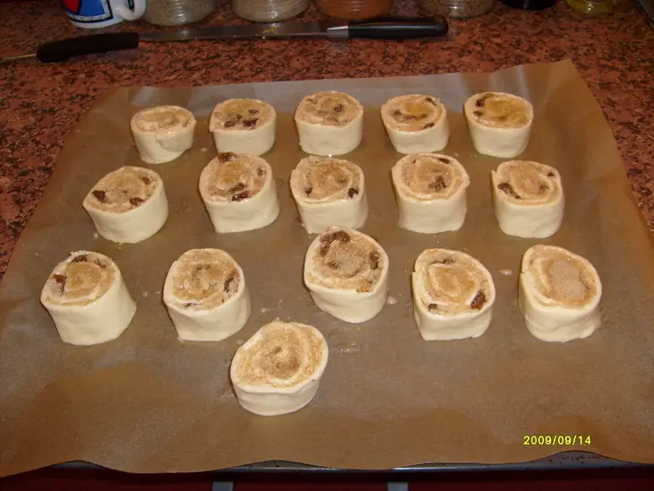 Булочки с яблоками и изюмом.: шаг 5