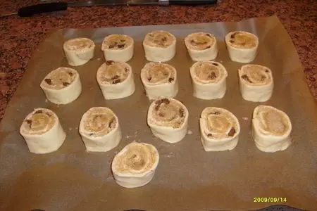 Булочки с яблоками и изюмом.: шаг 5