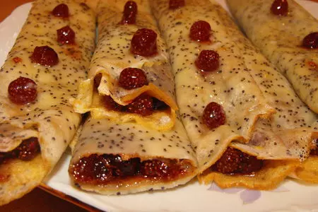 Маковые крепы с земляничным вареньем: шаг 5