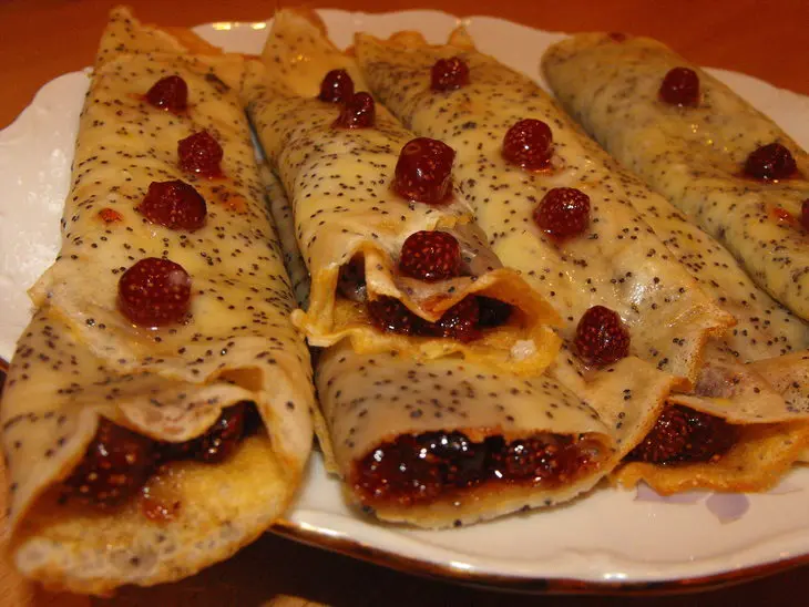 Маковые крепы с земляничным вареньем: шаг 6
