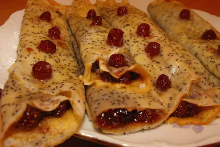 Маковые крепы с земляничным вареньем: шаг 6