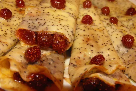 Маковые крепы с земляничным вареньем: шаг 9