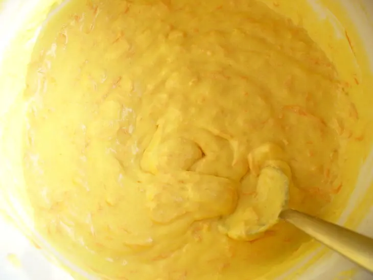 Тонкий морковный кекс с орешками: шаг 3