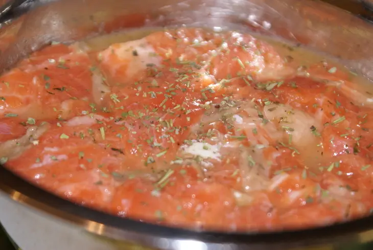 Салат с кусочками форели в нори: шаг 1