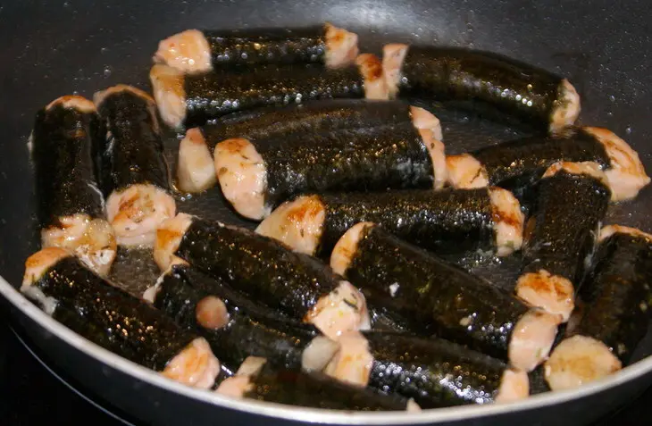 Салат с кусочками форели в нори: шаг 3