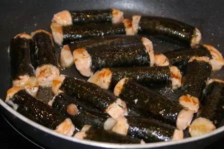 Салат с кусочками форели в нори: шаг 3