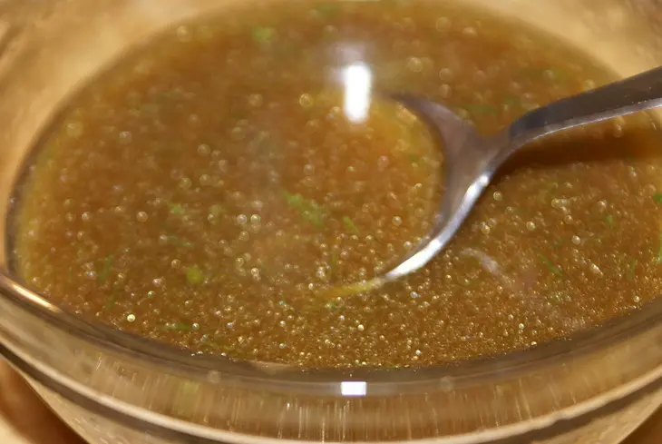 Салат с кусочками форели в нори: шаг 4
