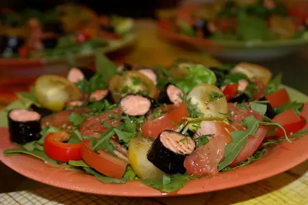 Салат с кусочками форели в нори: шаг 5