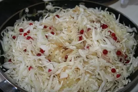 Пирог с тушеной капустой: шаг 1