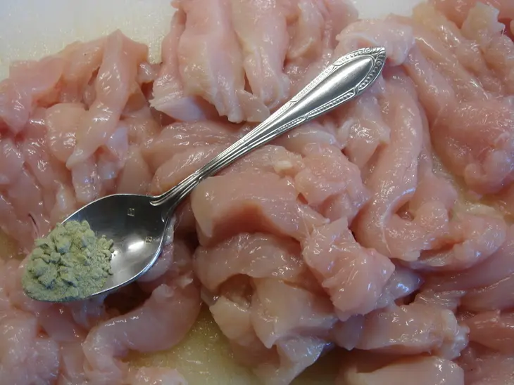 Грудинка индейки с овощами и соусом из творожного сыра (диетично, все на пару).: шаг 1