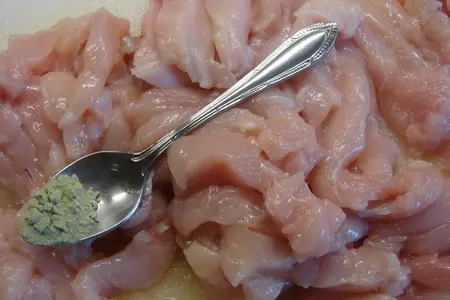 Грудинка индейки с овощами и соусом из творожного сыра (диетично, все на пару).: шаг 1