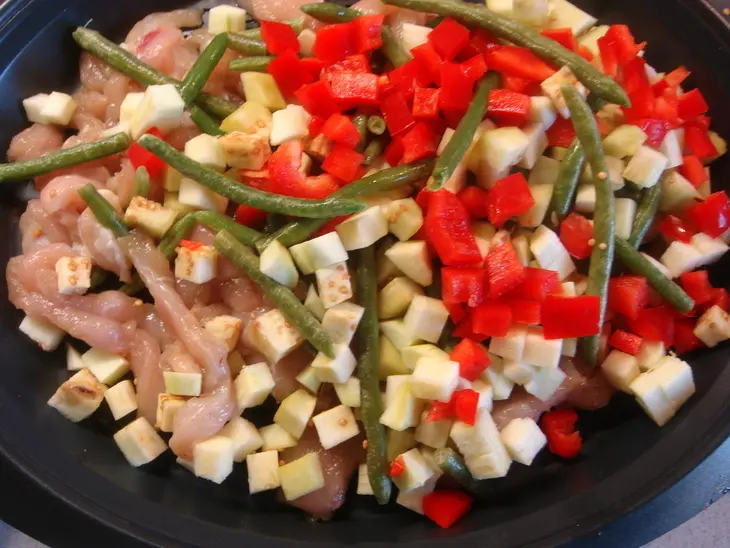Грудинка индейки с овощами и соусом из творожного сыра (диетично, все на пару).: шаг 3