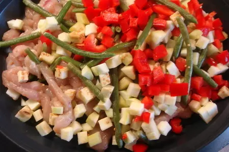 Грудинка индейки с овощами и соусом из творожного сыра (диетично, все на пару).: шаг 3