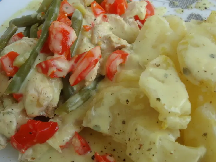 Грудинка индейки с овощами и соусом из творожного сыра (диетично, все на пару).: шаг 4