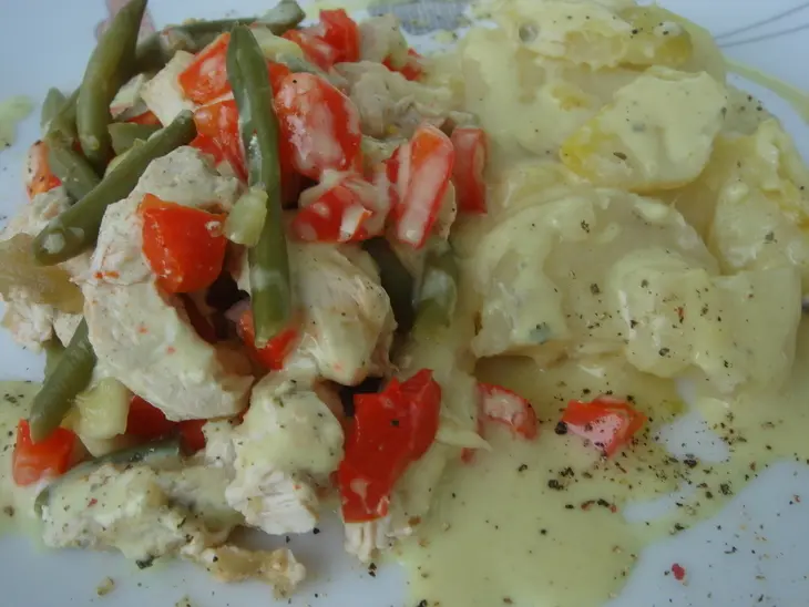 Грудинка индейки с овощами и соусом из творожного сыра (диетично, все на пару).: шаг 5